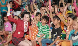 Người đẹp Huỳnh Thúy Vi mặc áo ngành trao quà trung thu