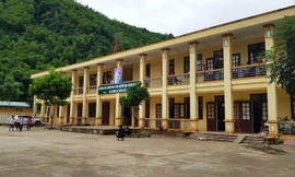 Ngôi trường suốt 3 năm thầy trò không có chỗ đi vệ sinh