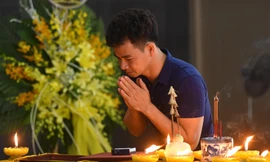 Nghệ sĩ Xuân Bắc nghẹn ngào trong lễ tang người mẫu Như Hương