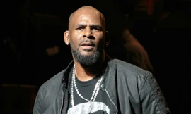 R. Kelly liên tiếp bị cáo buộc lạm dụng tình dục khiến sự nghiệp sụp đổ.