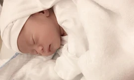 Việt Anh 'Chạy án' khoe ảnh con trai mới sinh