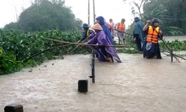 Lũ dâng nhanh bất ngờ, thiệt hại chồng chất