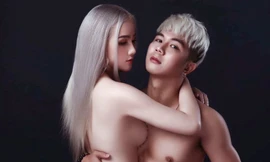 Khánh Đơn và bạn gái kém 8 tuổi- Huỳnh Như. Huỳnh Như sinh năm 1995 và hiện là ca sĩ tự do.