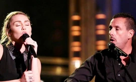 Mở đầu show diễn, Miley tái thể hiện ca khúc “No Freedom” với sự trợ giúp của guitarisr Adam Sandler.