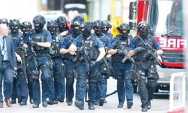 Cảnh sát tuần tra trên cầu London ngày 4/6 sau vụ tấn công. Ảnh: Getty Images.