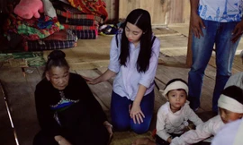 Hoa hậu Đỗ Mỹ Linh đến thăm hỏi và tặng quà cho các gia đình có người bị lũ cuốn trôi ở Yên Bái.