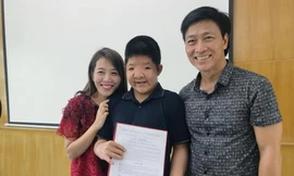 MC Diệp Chi cũng có mặt trong buổi lễ nhận học bổng của bé Bôm tại Học viện Âm nhạc Quốc gia Việt Nam. Ảnh: FBNV.