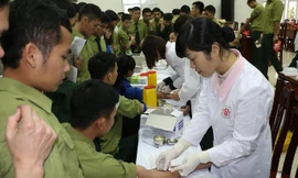 Đông đảo cán bộ, ĐVTN Đại học Chính trị và sinh viên tình nguyện tham gia hiến máu.