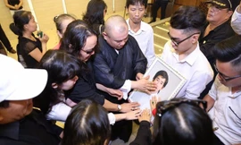 Nhật Hào bị móc điện thoại trong đám tang Minh Thuận