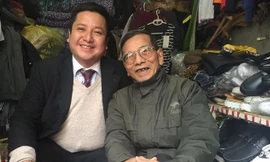 Nghệ sĩ Chí Trung không đành lòng trước cảnh sống nghèo khó, cơ cực của nghệ sĩ già Trần Hạnh.