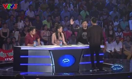 Khoảnh khắc nhạc sĩ Huy Tuấn giơ tay tát thí sinh Việt Thắng. 