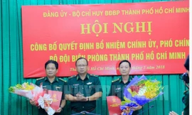 Thiếu tướng Nguyễn Hoài Phương, Phó Tư lệnh BĐBP trao quyết định và chúc mừng các đồng chí được bổ nhiệm. Ảnh Đảng bộ TPHCM