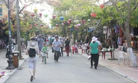 Du khách tham quan phố cổ Hội An, trong năm 2015, cơ quan chức năng đã phát hiện hàng trăm vụ trốn mua vé, vào tham quan phố cổ bằng các ngõ, hẻm. 