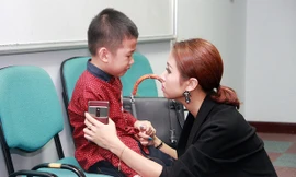 Con trai Vân Hugo cũng mắc sang chấn tâm lý khó chữa