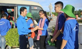 Phó Bí thư Tỉnh Đoàn Dương Hoàng Vũ bắt tay chúc mừng các đoàn viên, thanh niên lên đường hoạt động chiến dịch thành công.