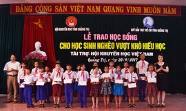 Trao học bổng cho học sinh nghèo hiếu học. Ảnh: Q.Đ.