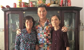 Lần hiếm hoi Đàm Vĩnh Hưng chụp ảnh cùng 2 người mẹ của mình. Ảnh: Ngôi sao.