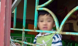 Hình ảnh bé P. bị buộc dây nhốt trong phòng học do phụ huynh khác chụp được