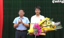 Thừa ủy quyền của Chủ tịch nước, ông Trần Tiến Dũng, Phó Chủ tịch UBND tỉnh Quảng Bình trao Huân chương Lao động hạng Ba cho học sinh Nguyễn Thế Quỳnh