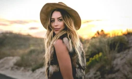 Nữ ca sĩ Kylie Rae Harris 