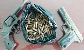 Nhà chức trách thu giữ hai khẩu súng cùng nhiều viên đạn của người dân giao nộp. Ảnh: Phúc Hưng.