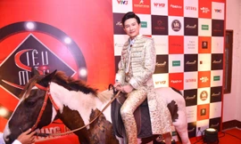 Dược sĩ Tiến gây sốc khi cưỡi ngựa đến thảm đỏ Siêu mẫu Việt Nam 2018