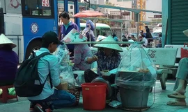 Những người bán hàng rong trong khu vực bến xe buýt Bến Thành.