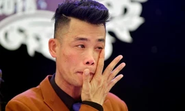 Hiệp Gà xúc động bật khóc tại lễ cưới. Ảnh: Zing.