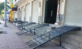 Mục kích tam cấp 'nuốt' vỉa hè trên đường đẹp nhất Sài Gòn