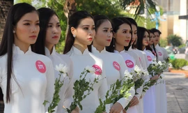 Thí sinh HHVN nghiêng mình trước Tượng đài chiến thắng Hải quân