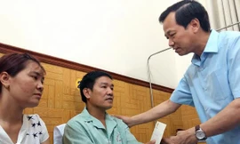 Bộ trưởng Đào Ngọc Dung thăm hỏi Thiếu tá, phi công Nguyễn Hữu Cường tại Bệnh viện 108.