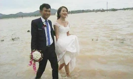 Hình ảnh những đám cưới trong mưa lũ gây ‘bão’ mạng