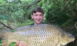 Thiếu niên 'sát cá', bắt được thủy quái khổng lồ gây sốc