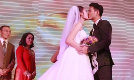 Màn 'khoá môi' mê đắm của Chúng Huyền Thanh và ông xã trong ngày cưới