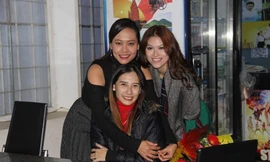 Lê Hiền Hạnh (giữa) cùng đạo diễn Hồng Ánh và diễn viên Ngọc Thanh Tâm sau buổi chiếu Đảo của dân ngụ cư tại Đà Nẵng. Ảnh: Thanh Trần. 