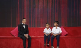 Nhà báo Lại Văn Sâm tặng 2 tháng lương hưu đầu tiên của mình cho 2 học sinh nghèo.