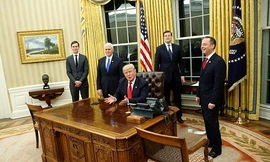 Bức tượng bán thân của Cố thủ tướng Anh Winston Churchil (trên bàn nhỏ bên trái) đã được đưa trở lại phòng Bầu Dục trong ngày đầu tiên của Donald Trump tại Nhà Trắng. Ảnh: Reuters.