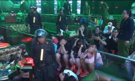 Hơn 40 đối tượng trong quá bar sử có hành vi mua bán, sử dụng trái phép chất ma tuý.