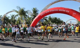 Xuất phát cự ly chạy từ thiện 5km, cự ly này thu hút sự tham gia của hơn 3000 VĐV. Ảnh: Giang Thanh.