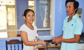 Chị Phạm Thị Thu Loan trả lại tài sản có giá trị lớn cho người đánh rơi trong sự cảm kích của nhiều người. 
