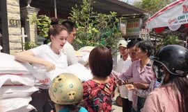 Ngọc Trinh đội nắng phát gạo cho người dân nghèo ở quê nhà Trà Vinh.