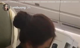 Hình ảnh hai mẹ con Phạm Quỳnh Anh khiến nhiều người xúc động.