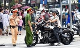 Một ngày sau khi không gian đi bộ quanh hồ Gươm khai mạc, mặc dù cảnh sát dựng hàng rào nhưng nhiều người vẫn tìm cách ngồi lên xe máy phóng vào. 