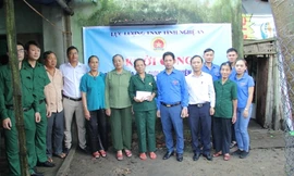 Anh Dương Hoàng Vũ trao số tiền hỗ trợ cho cựu TNXP Phạm Thị Việt.