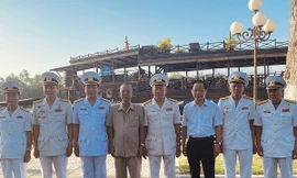 Lãnh đạo Hội truyền thống đường HCM trên biển VN đoàn tàu Không số chụp hình với Nguyên Phó Thủ Tướng Trương Vĩnh Trọng và ông Nguyễn Trúc Sơn-Phó Chủ Tịch Tỉnh Bến Tre tại TP Bến Tre.