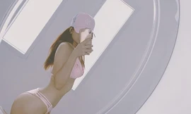 Trước trận gặp Malaysia, bạn gái Lâm Tây tung ảnh bikini cực ‘nóng’