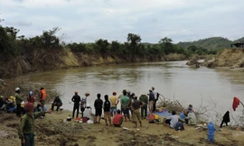 Người dân huy động xuồng tìm kiếm thi thể nạn nhân.