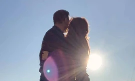 Sau khi xin phép Bằng Kiều, vợ cũ tung ảnh tình tứ với bạn trai mới