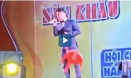 Du Thiên bức xúc khi bị ném ghế lúc đang biểu diễn ở Quảng Nam.