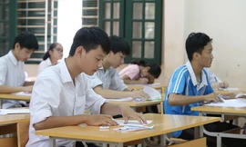 Trong khi thí sinh căng thẳng làm bài, ở khu vực cách ly giáo viên làm đề cũng lo lắng. Ảnh: Ngọc Thành